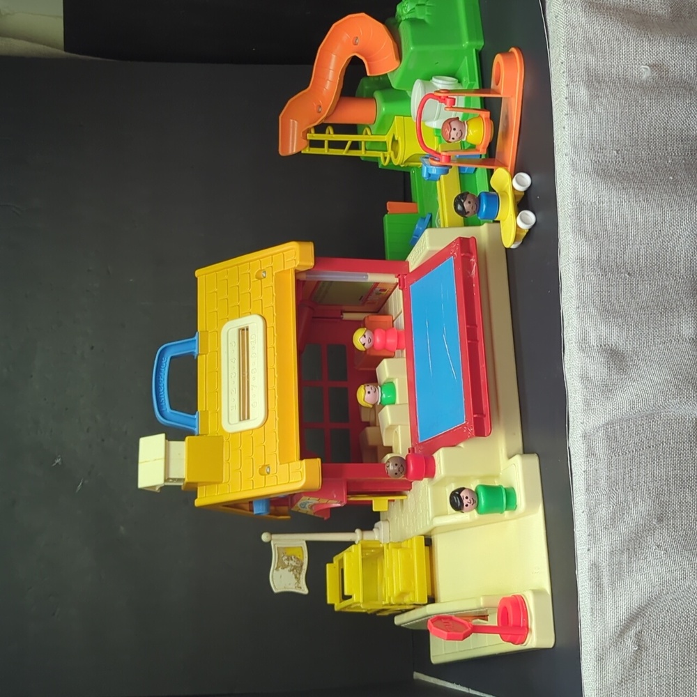 3) #2550 Fisher Price Little People School 1988 complete‎